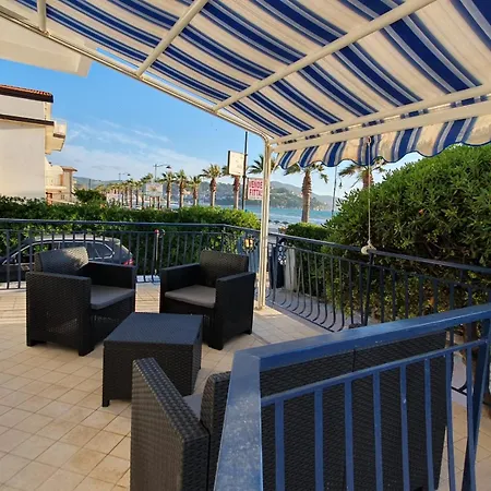 Casa Fronte Mare Con Terrazzone