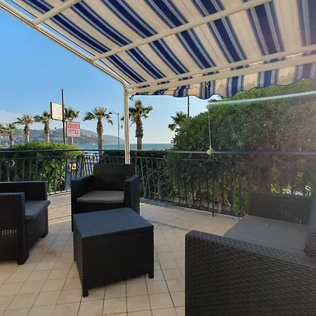Casa Fronte Mare Con Terrazzone Apartment